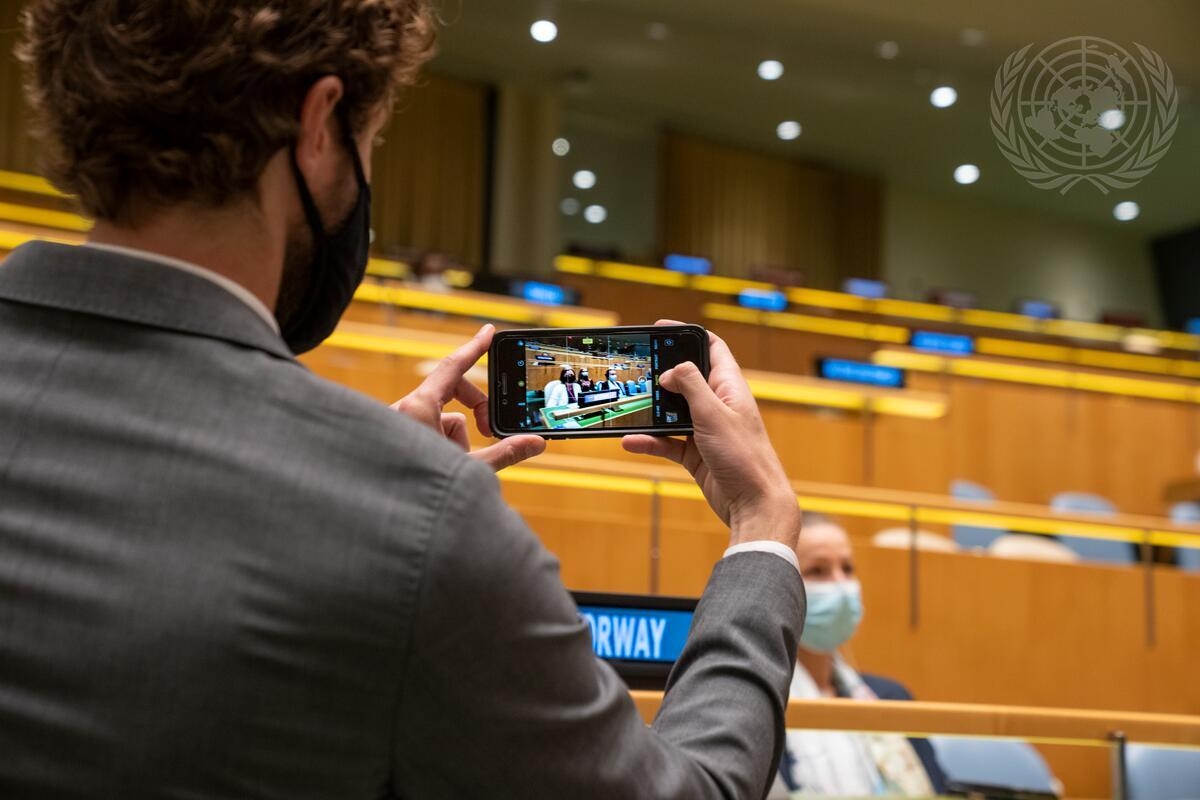 En delegat tar et bilde av den norske delegasjonen da Norges statsminister talte under hoveddebatten av FNs generalforsamlings 76. sesjon. Foto: UN Photo/Cia Pak.